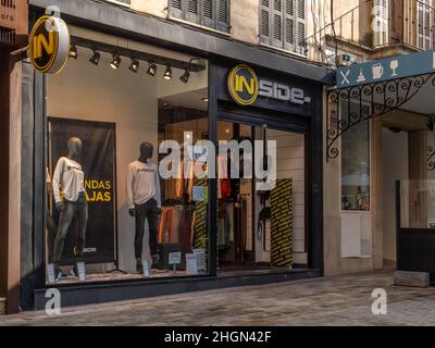 Manacor, Spain; january 20 2022: Facade of the multinational clothing and accessories company Inside, a sunny morning with people wearing mask. New no Stock Photo