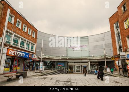 Slough, UK. 10th July, 2021. Shoppers approach an entrance to the Queensmere shopping centre. Plans are shortly expected to be submitted to Slough Bor Stock Photo