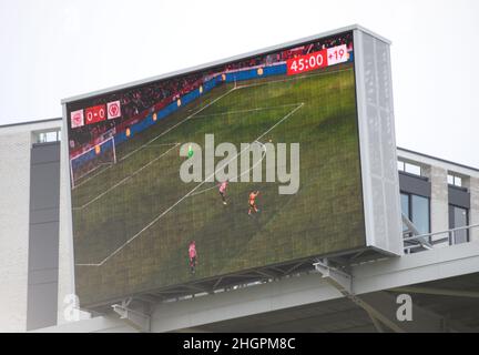 London, UK. 22nd Jan, 2022. Brentford v Wolverhampton Wanderers - Premier League - Brentford Community Stadium. 19 minutes extra time in the first half due to a drone flying overhead and the players having to leave the pitch. Credit: Mark Pain/Alamy Live News Stock Photo