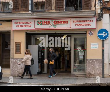 Manacor, Spain; january 20 2022: Main entrance of the supermarket of the Hipercentro chain, in the Majorcan town of Manacor, with people wearing masks Stock Photo