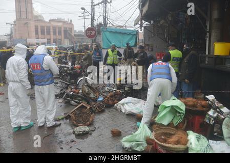 Lahore, Pakistan. 20th Jan, 2022. Pakistani investigators gather evidence as they examine the site of a bomb explosion in Lahore, Pakistan, on January 20, 2022.Police said the powerful bomb exploded in a crowded Anarkali bazar in Pakistan's second largest city of Lahore. At least four people were killed and 28 injured in a blast, officials said. (Photo by Rana Sajid Hussain/Pacific Press/Sipa USA) Credit: Sipa USA/Alamy Live News Stock Photo