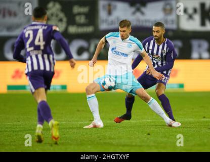 Aue, Germany. 22nd Jan, 2022. Soccer: 2nd Bundesliga, FC Erzgebirge Aue - FC Schalke 04, Matchday 20, Erzgebirgsstadion. Aue's Malcolm Cacutalua (r) and John-Patrick Strauß (l) against Schalke's Simon Terodde. Credit: Robert Michael/dpa-Zentralbild/dpa - IMPORTANT NOTE: In accordance with the requirements of the DFL Deutsche Fußball Liga and the DFB Deutscher Fußball-Bund, it is prohibited to use or have used photographs taken in the stadium and/or of the match in the form of sequence pictures and/or video-like photo series./dpa/Alamy Live News