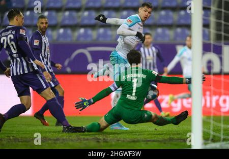 Aue, Germany. 22nd Jan, 2022. Soccer: 2. Bundesliga, FC Erzgebirge Aue - FC Schalke 04, Matchday 20, Erzgebirgsstadion. Aue goalkeeper Martin Männel (r) saves against Schalke's Marvin Pieringer. Credit: Robert Michael/dpa-Zentralbild/dpa - IMPORTANT NOTE: In accordance with the requirements of the DFL Deutsche Fußball Liga and the DFB Deutscher Fußball-Bund, it is prohibited to use or have used photographs taken in the stadium and/or of the match in the form of sequence pictures and/or video-like photo series./dpa/Alamy Live News