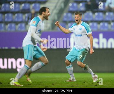 Aue, Germany. 22nd Jan, 2022. Soccer: 2nd Bundesliga, FC Erzgebirge Aue - FC Schalke 04, Matchday 20, Erzgebirgsstadion. Schalke's Simon Terodde (r) and Thomas Ouwejan celebrate after scoring the 0:3 goal. Credit: Robert Michael/dpa-Zentralbild/dpa - IMPORTANT NOTE: In accordance with the requirements of the DFL Deutsche Fußball Liga and the DFB Deutscher Fußball-Bund, it is prohibited to use or have used photographs taken in the stadium and/or of the match in the form of sequence pictures and/or video-like photo series./dpa/Alamy Live News