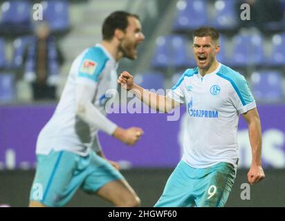 Aue, Germany. 22nd Jan, 2022. Soccer: 2nd Bundesliga, FC Erzgebirge Aue - FC Schalke 04, Matchday 20, Erzgebirgsstadion. Schalke's Simon Terodde (r) and Thomas Ouwejan celebrate after scoring the 0:3 goal. Credit: Robert Michael/dpa-Zentralbild/dpa - IMPORTANT NOTE: In accordance with the requirements of the DFL Deutsche Fußball Liga and the DFB Deutscher Fußball-Bund, it is prohibited to use or have used photographs taken in the stadium and/or of the match in the form of sequence pictures and/or video-like photo series./dpa/Alamy Live News