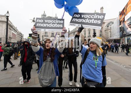 22 January 2022. London, UK. Protesters supporting the NHS100k workers group take part in the World Wide Rally for Freedom calling for an end to Covid 19 and Omicron lockdown regulations. The NHS100k workers group was formed to signify job losses over mandatory Covid vaccinations. Photo by Ray Tang Stock Photo