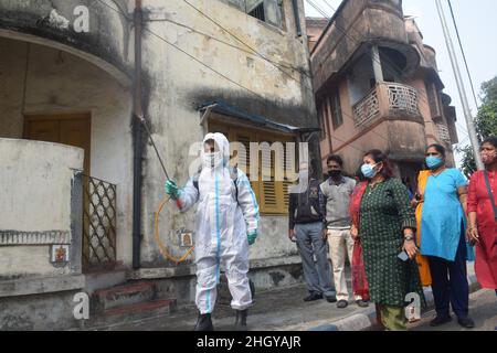 Kolkata, West Bengal, India. 21st Jan, 2022. Kolkata corporation worker wearing PPE sanitizes the street amid Coronavirus Emergency in Kolkata. (Credit Image: © Dipa Chakraborty/Pacific Press via ZUMA Press Wire) Stock Photo