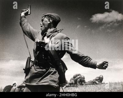 Ukrainian Red Army batallion commander Alexsei Yeremenko leading a charge in the second world war Stock Photo