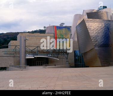 VISTA GENERAL DE LA ENTRADA AL MUSEO - 1997 - ESTRUCTURA TITANIO. Author: FRANK OWEN GEHRY 1929-. Location: GUGGENHEIM MUSEUM. BILBAO. Biscay. SPAIN. Stock Photo