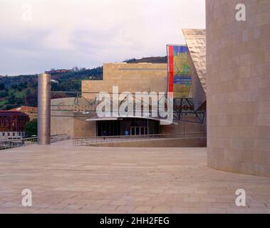 VISTA GENERAL DE LA ENTRADA AL MUSEO - 1997. Author: FRANK OWEN GEHRY 1929-. Location: GUGGENHEIM MUSEUM. BILBAO. Biscay. SPAIN. Stock Photo