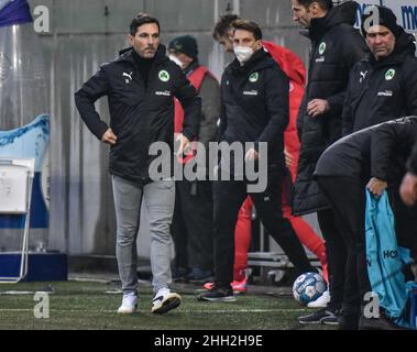 Fuerth, Germany. 22nd Jan, 2022. Germany, Fuerth, Sportpark Ronhof Thomas Sommer - 22 Jan 2022 - Fussball, 1.Bundesliga - SpVgg Greuther Fuerth vs. FSV Mainz 05 Image: Trainer Stefan Leitl (SpVgg Greuther Fürth) entering the stadium. DFL regulations prohibit any use of photographs as image sequences and or quasi-video Credit: Ryan Evans/Alamy Live News Stock Photo