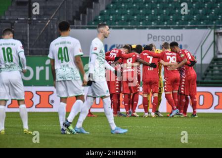 Fuerth, Germany. 22nd Jan, 2022. Germany, Fuerth, Sportpark Ronhof Thomas Sommer - 22 Jan 2022 - Fussball, 1.Bundesliga - SpVgg Greuther Fuerth vs. FSV Mainz 05 Image: FSV Mainz 05 in their pre-game huddle. DFL regulations prohibit any use of photographs as image sequences and or quasi-video Credit: Ryan Evans/Alamy Live News Stock Photo