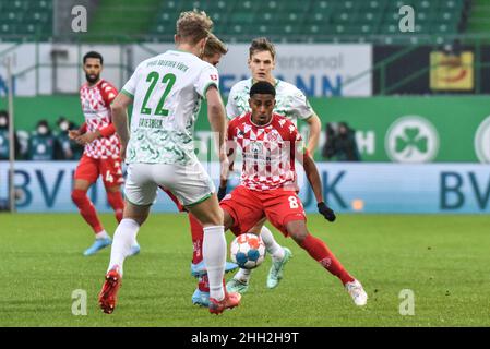 Fuerth, Germany. 22nd Jan, 2022. Germany, Fuerth, Sportpark Ronhof Thomas Sommer - 22 Jan 2022 - Fussball, 1.Bundesliga - SpVgg Greuther Fuerth vs. FSV Mainz 05 Image: (fLTR) Sebastian Griesbeck (SpVgg Greuther Fürth, 22), Leandro Bareiro (Mainz, 8) DFL regulations prohibit any use of photographs as image sequences and or quasi-video Credit: Ryan Evans/Alamy Live News Stock Photo