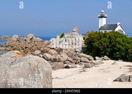 Maison phare de Pontusval, Pointe de Beg-Pol, Brignognan-Plages, Finistere, Bretagne, France, Europe Stock Photo