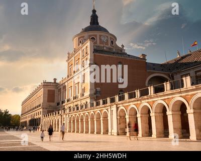 Spain, Community of Madrid, Aranjuez, Sidewalk stretching in front of Royal Palace Of Aranjuez Stock Photo