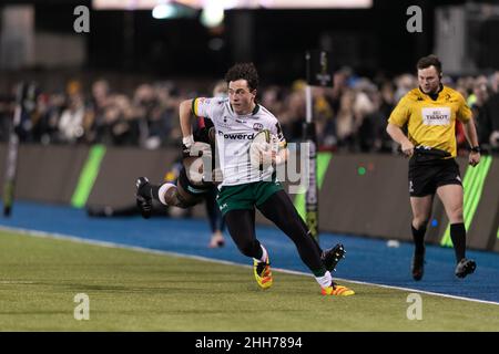 LONDON, UK. JAN 23RD Ben Loader of London Irish runs with the ball during the European Rugby Challenge Cup match between Saracens and London Irish at Allianz Park, London on Sunday 23rd January 2022. (Credit: Juan Gasparini | MI News) Credit: MI News & Sport /Alamy Live News Stock Photo