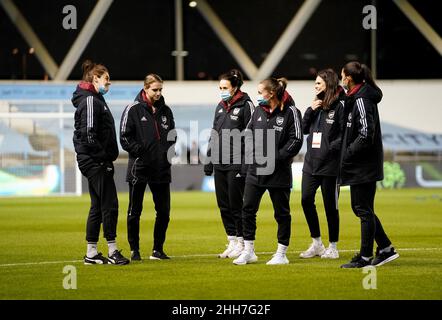 Arsenal players inspect the pitch prior to the Barclays FA Women's Super League match at Manchester City Academy Stadium, Manchester. Picture date: Sunday January 23, 2022. Stock Photo