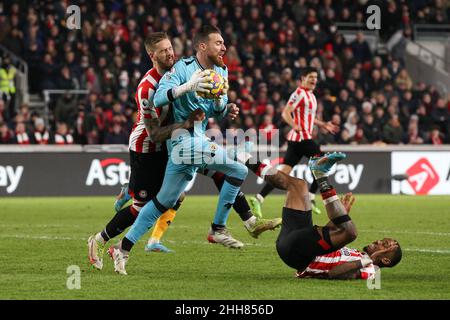 London, UK. 23rd Jan, 2022. Wolverhampton Wanderers Goalkeeper Jos S‡ runs into Ivan Toney of Brentford and is tackled by Pontus Jansson of Brentford during the Premier League match between Brentford and Wolverhampton Wanderers at Brentford Community Stadium, London, England on 22 January 2022. Photo by Ken Sparks. Editorial use only, license required for commercial use. No use in betting, games or a single club/league/player publications. Credit: UK Sports Pics Ltd/Alamy Live News Stock Photo