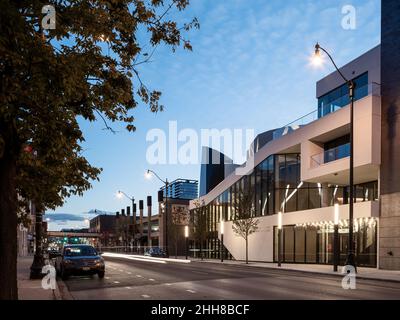 Liz and Eric Lefkofsky Arts and Education Center at Steppenwolf Theatre designed by Gordon Gill Stock Photo