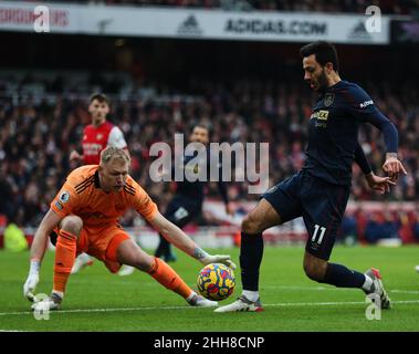 LONDON, ENGLAND - JANUARY 23: Dwight McNeil of Burnley is closed down by Arsenal goalkeeper Aaron Ramsdale during the Premier League match between Arsenal and Burnley at Emirates Stadium on January 23, 2022 in London, United Kingdom. (Photo by MB Media) Stock Photo