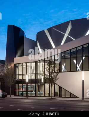 Liz and Eric Lefkofsky Arts and Education Center at Steppenwolf Theatre designed by Gordon Gill Stock Photo