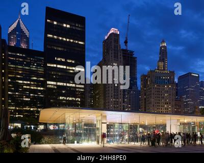 Apple Store Michigan Avenue, Chicago, IL, USA Stock Photo - Alamy