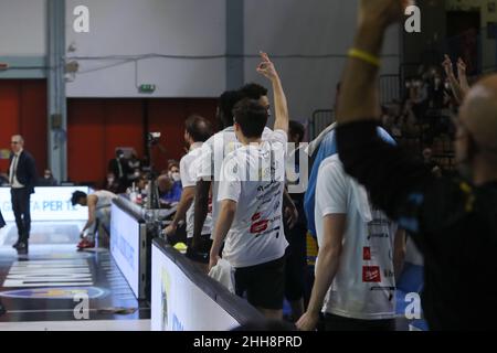 Cremona, Italy. 23rd Jan, 2022. Vanoli Cremona banch during Vanoli Basket Cremona vs Umana Reyer Venezia, Italian Basketball A Serie Championship in Cremona, Italy, January 23 2022 Credit: Independent Photo Agency/Alamy Live News Stock Photo