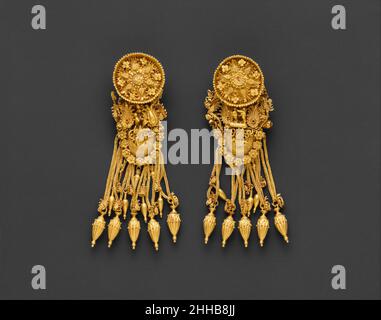Gold earrings hi-res stock photography and images - Alamy