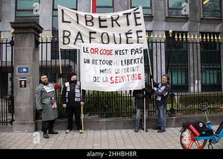 Brussels, Belgium. 23rd Jan, 2022. Protesters hold banners during the demonstration. Thousands of people demonstrate against the mandatory vaccination, the QR pass and the Covid-19 Measures in Brussels. Police arrested demonstrators and used tear gas and water cannon after clashes erupt in the Belgian capital with damages of buildings and vehicles. Credit: SOPA Images Limited/Alamy Live News Stock Photo