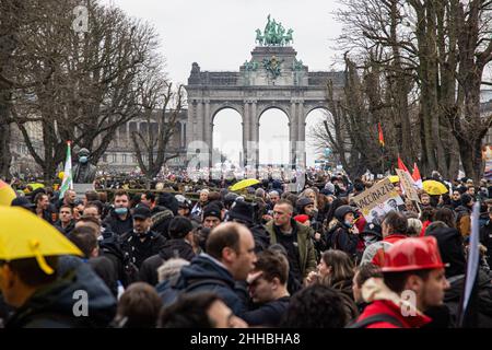 Brussels, Belgium. 23rd Jan, 2022. Protesters gather at the Triumphal Arch during the demonstration. Thousands of people demonstrate against the mandatory vaccination, the QR pass and the Covid-19 Measures in Brussels. Police arrested demonstrators and used tear gas and water cannon after clashes erupt in the Belgian capital with damages of buildings and vehicles. Credit: SOPA Images Limited/Alamy Live News Stock Photo