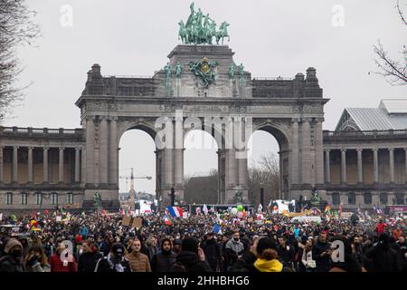 Brussels, Belgium. 23rd Jan, 2022. Protesters gather at the Triumphal Arch during the demonstration. Thousands of people demonstrate against the mandatory vaccination, the QR pass and the Covid-19 Measures in Brussels. Police arrested demonstrators and used tear gas and water cannon after clashes erupt in the Belgian capital with damages of buildings and vehicles. Credit: SOPA Images Limited/Alamy Live News Stock Photo