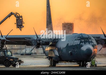 Yokota Air Base, Japan. 7th Jan, 2022. An Airman assigned to the 374th Aircraft Maintenance Squadron de-ices a C-130J Super Hercules assigned to the 36th Airlift Squadron at Yokota Air Base, Japan, Jan. 7, 2022. Heavy snowfall hit Yokota and the Kanto Plain, accumulating 10 centimeters of snow in the evening, a level unseen in the past four years. Credit: U.S. Air Force/ZUMA Press Wire Service/ZUMAPRESS.com/Alamy Live News Stock Photo