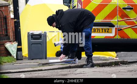 Greater Manchester Police officers searching for evidence at the scene have a knife in a plastic tube, on Thirlmere Avenue in Stretford, Manchester, after a 16-year-old boy, named by police as Kennie Carter, was fatally stabbed at around 7pm on Saturday. Picture date: Monday January 24, 2022. Stock Photo