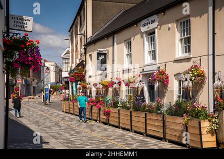 UK, Wales, Merthyr Tydfil, High Street, floral display outside Crown Inn Stock Photo