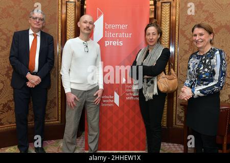 Bremen, Germany. 24th Jan, 2022. Author Judith Hermann (2nd from right), winner of the 2022 Bremen Prize for Literature, and writer Matthias Senkel (2nd from left), winner of the sponsorship award, stand between Lothar Müller (l) and Barbara Lison (r), representatives of the Rudolf Alexander Schröder Foundation. The prize has been awarded since 1953. Credit: Michael Bahlo/dpa/Alamy Live News Stock Photo