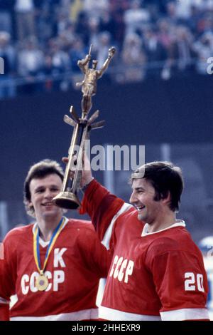 Vladislaw Alexandrowitsch TRETJAK (Vladislaw TRETJAK) (RUS/ former ice hockey goalkeeper), here with cup, with the Soviet national team he was multiple Olympic champion and world champion. During his active time Tretjak was considered the world's best ice hockey goalkeeper Stock Photo