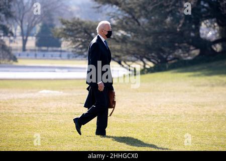 US President Joe Biden walks on the South Lawn of the White House after returning from Camp David, in Washington, DC, USA. 24th Jan, 2022. Credit: Sipa USA/Alamy Live News Stock Photo