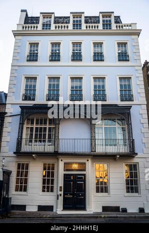 8 Cleveland Row SW1, a Grade II Listed Building, built between 17th and 19th century, in the upmarket St James's area, City of Westminster, London, En Stock Photo