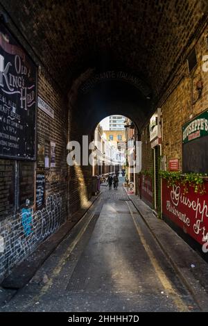 Narrow, ancient lane in Southwark, London, England, UK Stock Photo