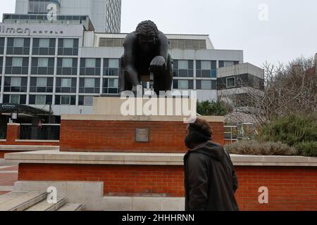 London (UK), 24.01.2022: People pass the sculpture,by Paolozzi. of physicist and mathematician Sir Isaac Newton in the grounds of the British Library. Stock Photo