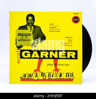 12 inch vinyl LP record picture sleeve cover of jazz musician Errol Garner plays all time hits Stock Photo