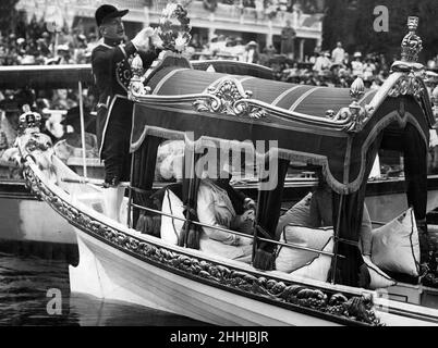 Queen Mary and Princess Mary on the Royal Barge during the Henley Regatta, Oxfordshire. 6th July 1912. Stock Photo