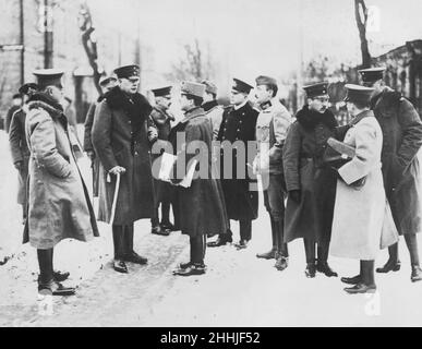 General Hoffmann, Head of the German peace delegation at Brest Litovsk in March 1918, seen here in conversation with German and Austrian delegates. The signing of the Treaty ended Soviet Russia's involvement in the First World War and allowed the Bolshevik government to concentrate on fighting the Russian civil war. 3rd March 1918 Stock Photo