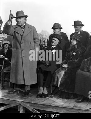 Liberal Party Leader David Lloyd George seen here delivering his final speech of the election at Chichester during the campaign for the 1923 General Election. 7th December 1923. Stock Photo