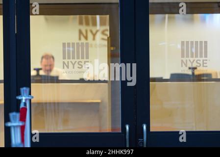 New York, United States. 24th Jan, 2022. View of the entrance at New York Stock Exchange (NYSE) on January 24, 2022 in New York City.Stocks fell again in early trading on Monday but rebounded late in the trading session to gain just over 100 points by the days end. Credit: SOPA Images Limited/Alamy Live News Stock Photo