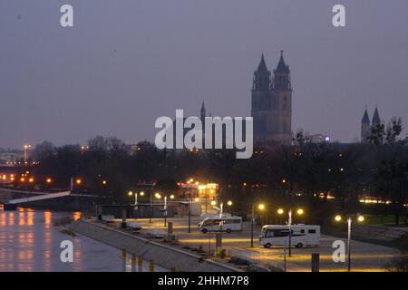 Magdeburg, Germany. 25th Jan, 2022. Caravans are parked at dawn on a site on the Elbe. The day remains cloudy and dry, as in previous days. Credit: Klaus-Dietmar Gabbert/dpa-Zentralbild/ZB/dpa/Alamy Live News Stock Photo