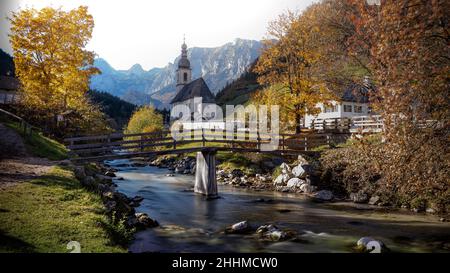 Die Pfarrkirche St. Sebastian ist eine römisch-katholische, denkmalgeschützte Kirche in Ramsau bei Berchtesgaden. Stock Photo