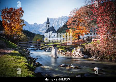 Die Pfarrkirche St. Sebastian ist eine römisch-katholische, denkmalgeschützte Kirche in Ramsau bei Berchtesgaden. Stock Photo