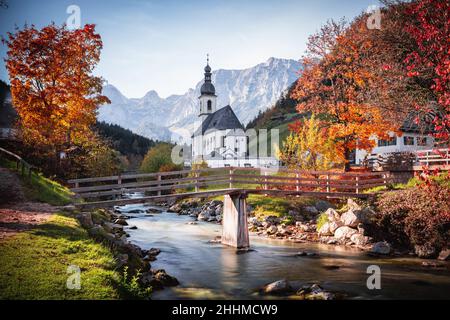 Die Pfarrkirche St. Sebastian ist eine römisch-katholische, denkmalgeschützte Kirche in Ramsau bei Berchtesgaden. Stock Photo