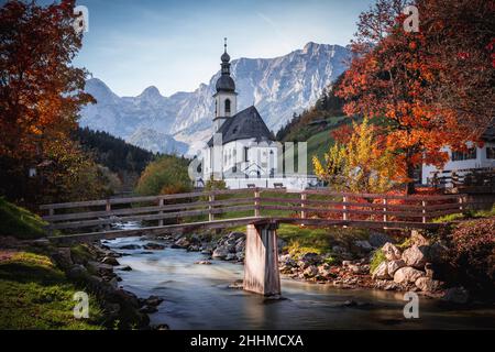 Die Pfarrkirche St. Sebastian ist eine römisch-katholische, denkmalgeschützte Kirche in Ramsau bei Berchtesgaden. Stock Photo